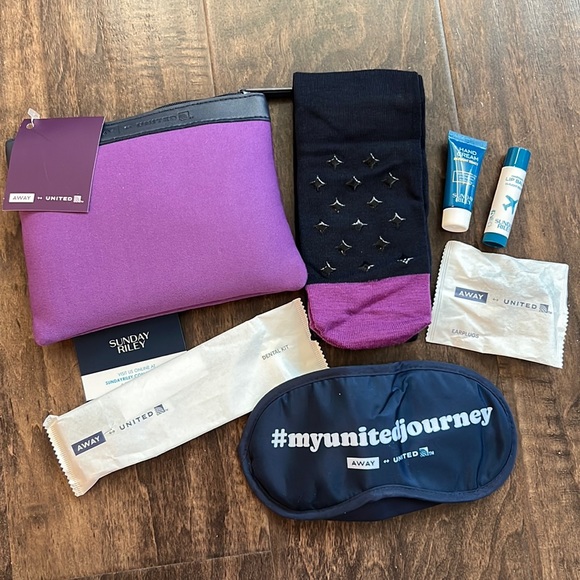 United Airlines x Away Travel Amenity Kit Purple Zip Pouch Travel Bag Neoprene - Picture 6 of 10